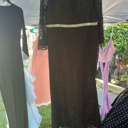 Vendo Vestidos De Todo Tipo Nuevos Y Semi Nuevos De Diferentes Sizes Largos 5 y Cortos $3 Personas Interesadas Blusas De Todo Nuevo 