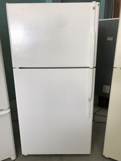 22 Cu Ft White GE Refrigerator With Ice Make And 120 Day Warranty