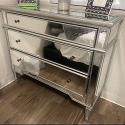 Dresser/mirror