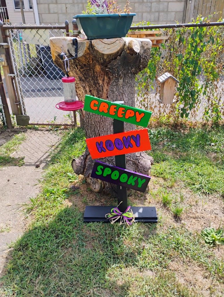 Creep Kooky Spooky Halloween Sign