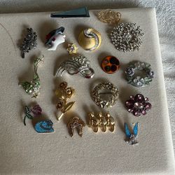 Bundles Of Vintage Brooches With Different Colors And Sizes 