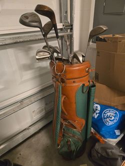 Golf bag vintage with clubs