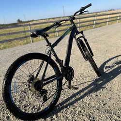 Schwinn 27.5 Mountain Bike 