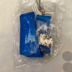 New! Disney Lanyard and Pin Set Mickey Disneyland Resort Travel Company 2016