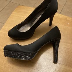 Women’s Black Satin Heels Size 7….. Read Description 