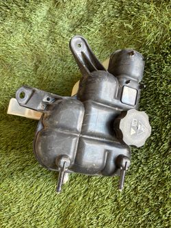 2020 jeep grand Cherokee 3.6 coolant reservoir part