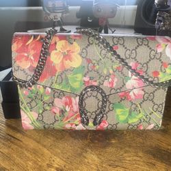 Gucci Dionysus Chain Wallet in the GG Supreme Blooms print