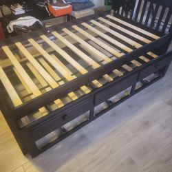 Twin Trundler Bed. 