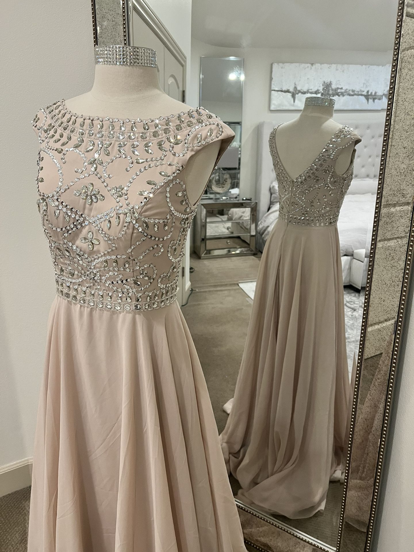 Like New Beautiful Formal Dress Gown With Train Size 4