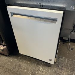 NEW WHITE KITCHEN AID DISHWASHER WITH 3RD RACK