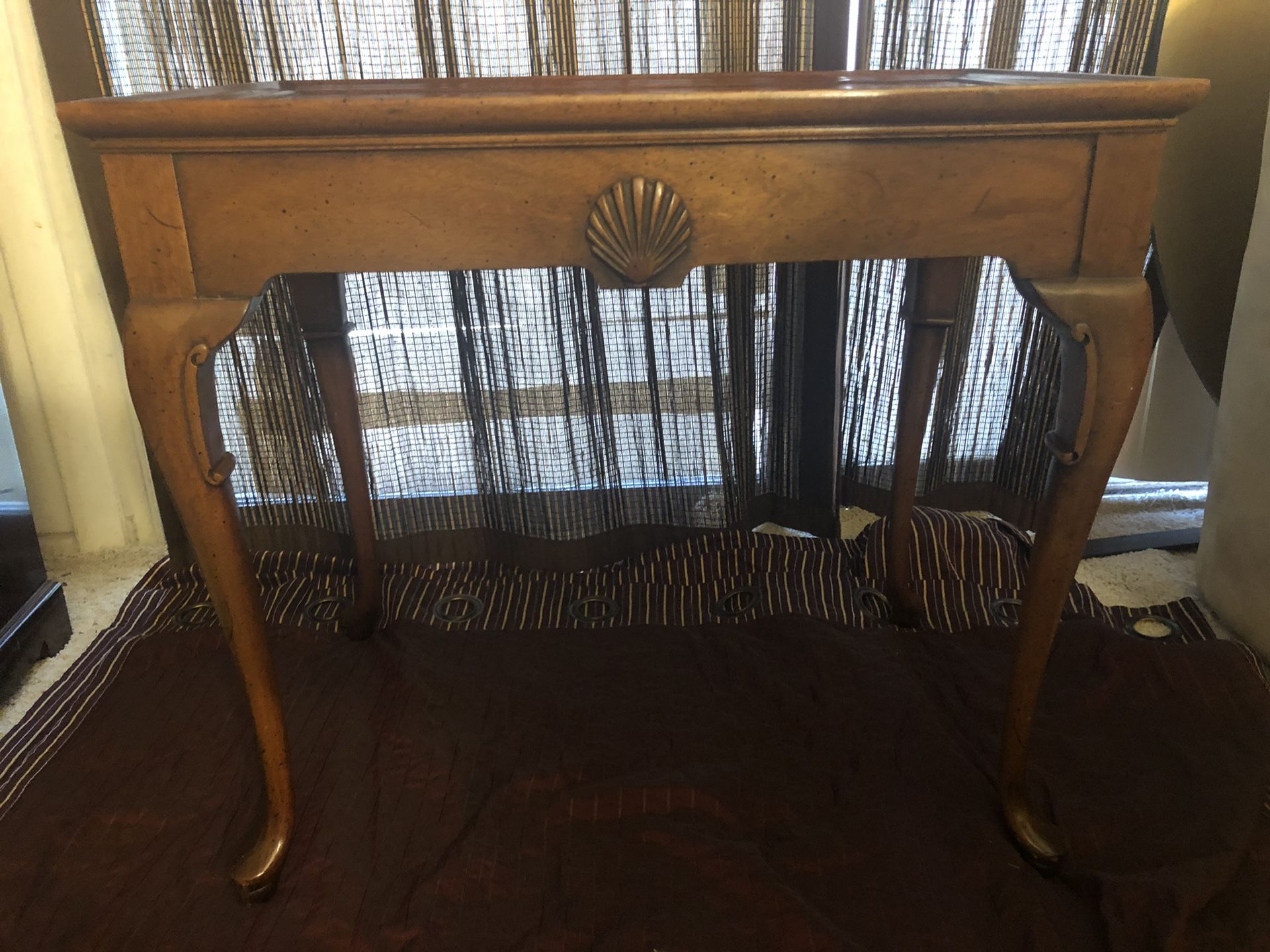 Antique table with shell / claw feet