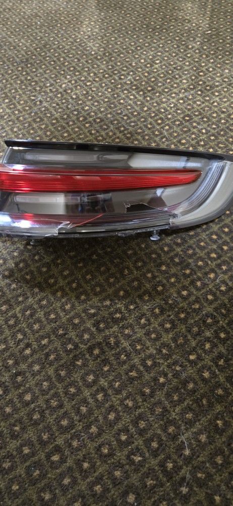 PORCHE MACAN 2019 -2024 ORIGINAL REAR RIGHT TAIL LIGHT WORKS GREAT CLIPS AND FASTNERS ARE PERFECT JUST NEED NEW LENS WICH YOU CAN BUY Or FOR PARTS