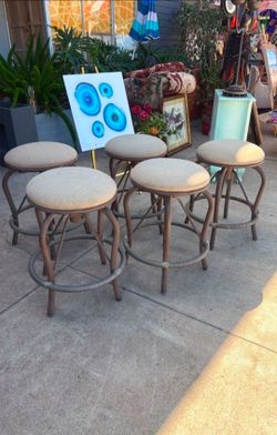Outdoor backless swivel stools