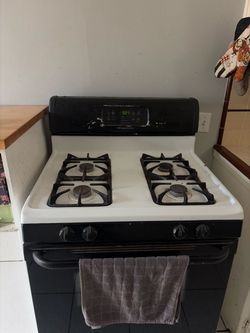 White & Black Gas Range Stove / Oven (Freestanding)