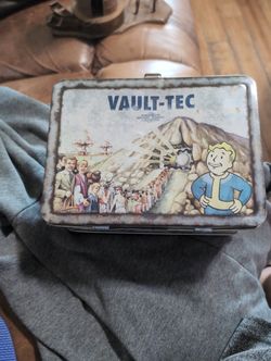 Used Fallout 3 Collector's Valt-Tec Aged Lunchbox Only