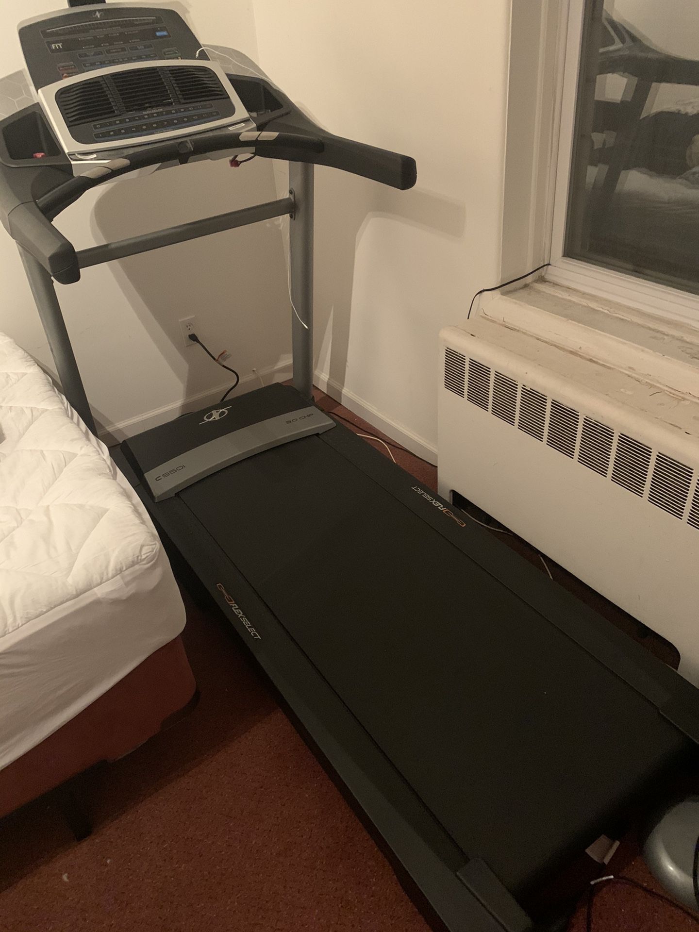 Norditrack c950i treadmill almost brand new original price 1500$