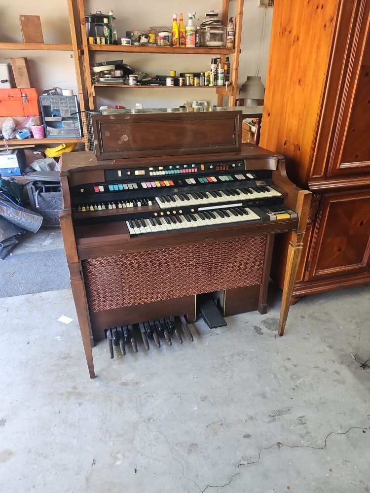Used Hammond organ 