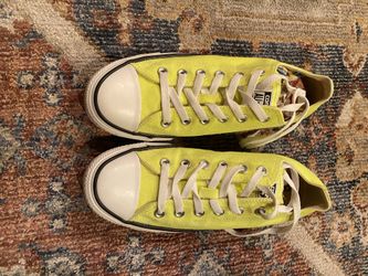 neon green Converse in beautiful conditions. Size 7 men’s woman’s 9