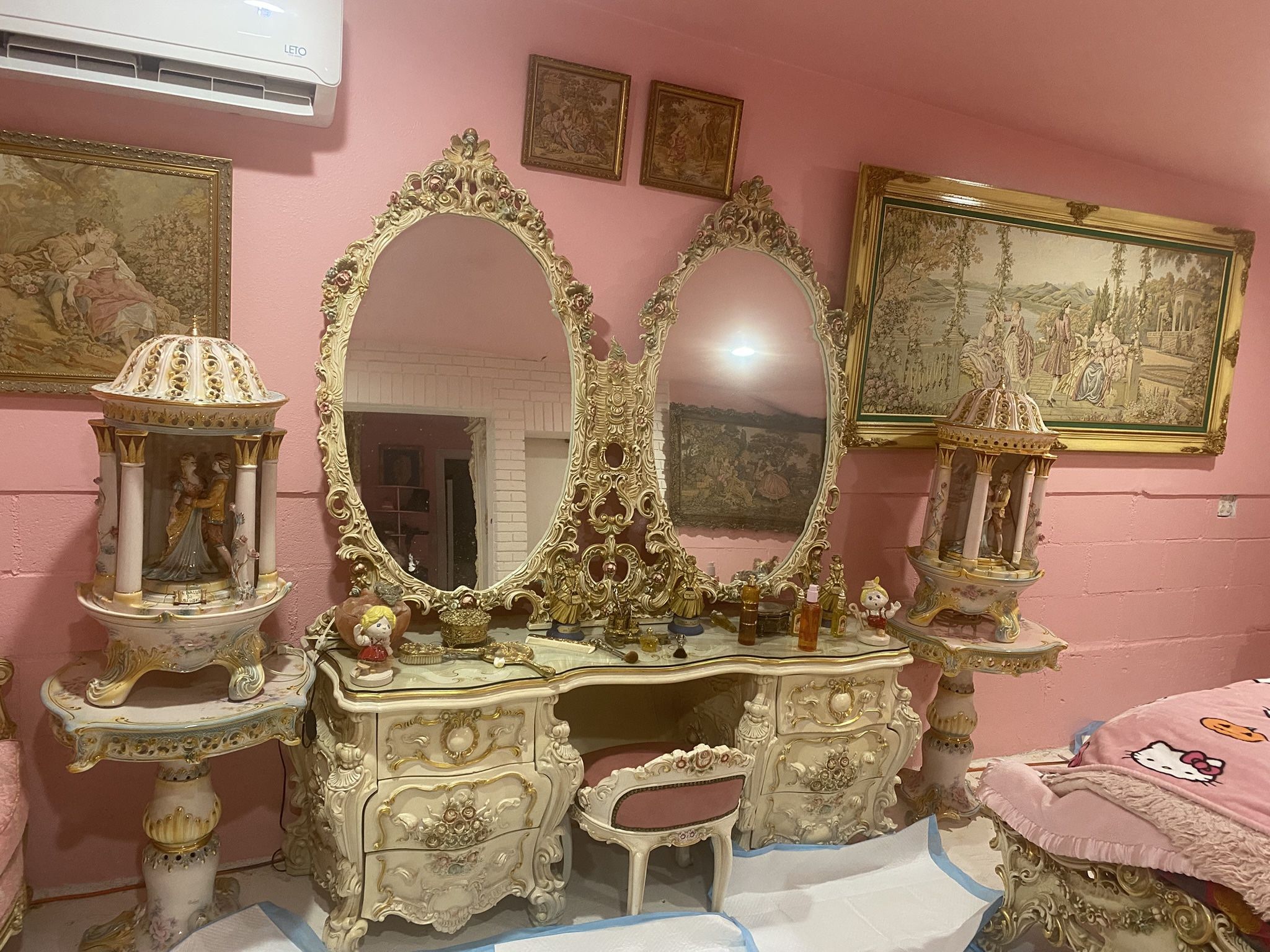 Beautiful 2 of 5 only Capodemonte Fine porcelain Lamps