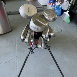 Men's RH Full Set Of Clubs 5-PW 1-5-7 Woods Stand Bag & Putter