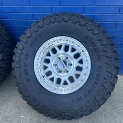 TOYO OPEN COUNTRY M/T 35x12.50R17 TIRES W/ KMC GRANDE BEADLOCK WHEELS 2850$ WHEELS AND TIRES