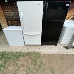 BLACK FRIGIDAIRE REFRIGERATOR/FREEZER APARTMENT SIZE (FREE DELIVERY)