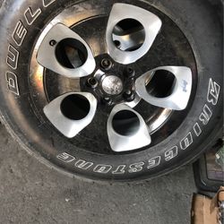 5 Yantas Y 5 Rines Para Jeep Rubicon $400 Rebajadas $200