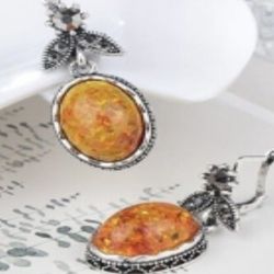 E62- Beautiful Amber Earrings Vintage Look Antique!