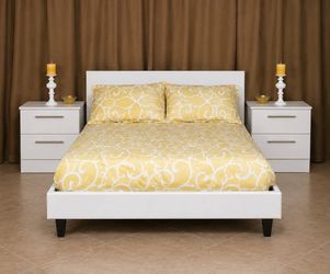 QUEEN SIZE BED AND TWO NIGHTSTANDS ( MATTRESS NOT INCLUDED) 🆕️