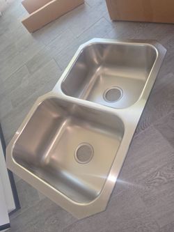 Undermount double bowl kitchen sink