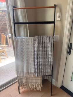Black Metal Blanket Ladder with Wood Bar