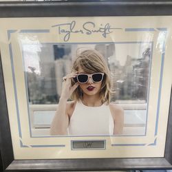 Taylor Swift signed picture 