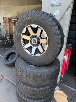 Vendo set de rines 17x9 de 6-139.7 lugs con llantas 285:70/RR17 las por $500