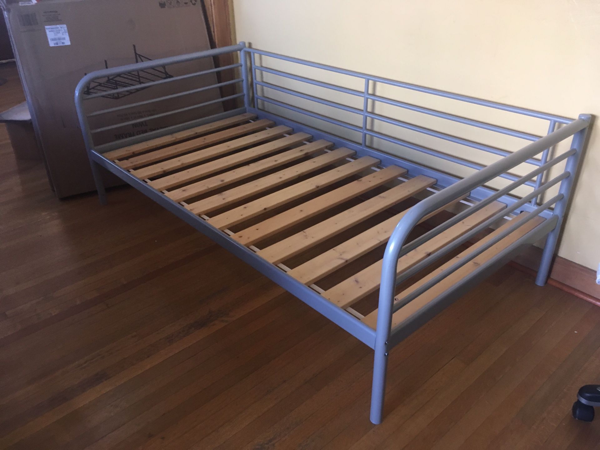 Twin daybed day bed frame with platform slats