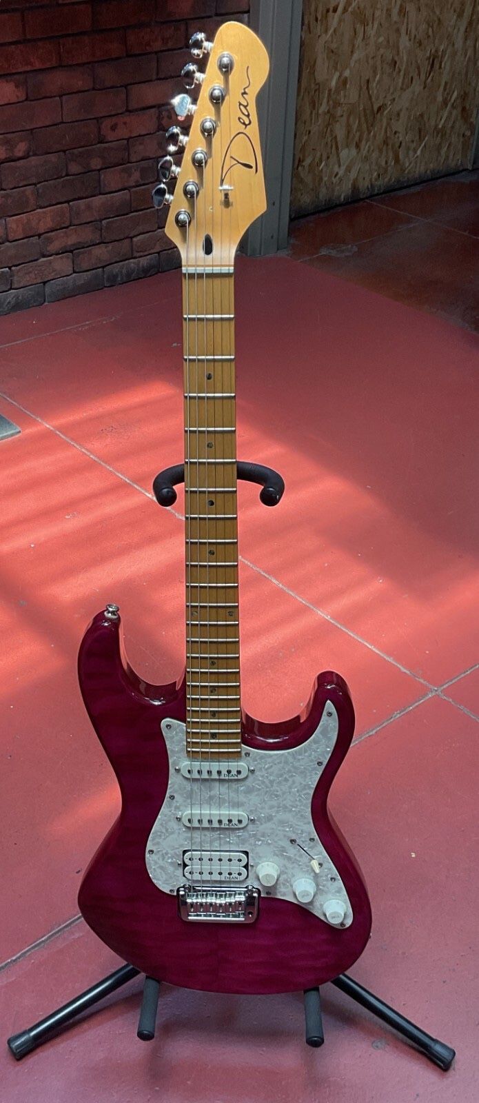 DEAN STRATOCASTER 2006 PURPLE QUILT MADE IN KOREA 6 STRINGS