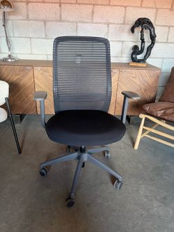 Black ergonomic office chair ( can deliver for $10 )