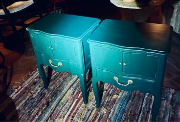 Elegant dark green tables