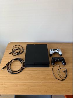 PlayStation 4 + 2 controllers