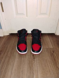 Size 9.5 Jordan 1 mid banned