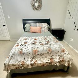 Full Size Black (Rooms To Go) Bedroom Set