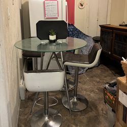 Table With 3 Bar Stools 
