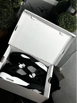 Jordan’s 4 white/black thunders
