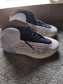 Yeezy QNTM "Mist"