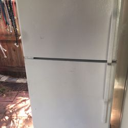 GE FRIDGE REFRIGERATOR 30" WIDE WHITE WORKS PERFECT
