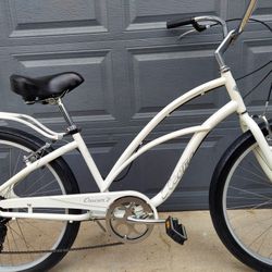 Electra Cruiser 7 Women’s Bike Size L , rear rack ,7 Speed. In Super Nice Conditions Looks like New