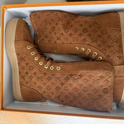 Women Lv Boots Size 7 