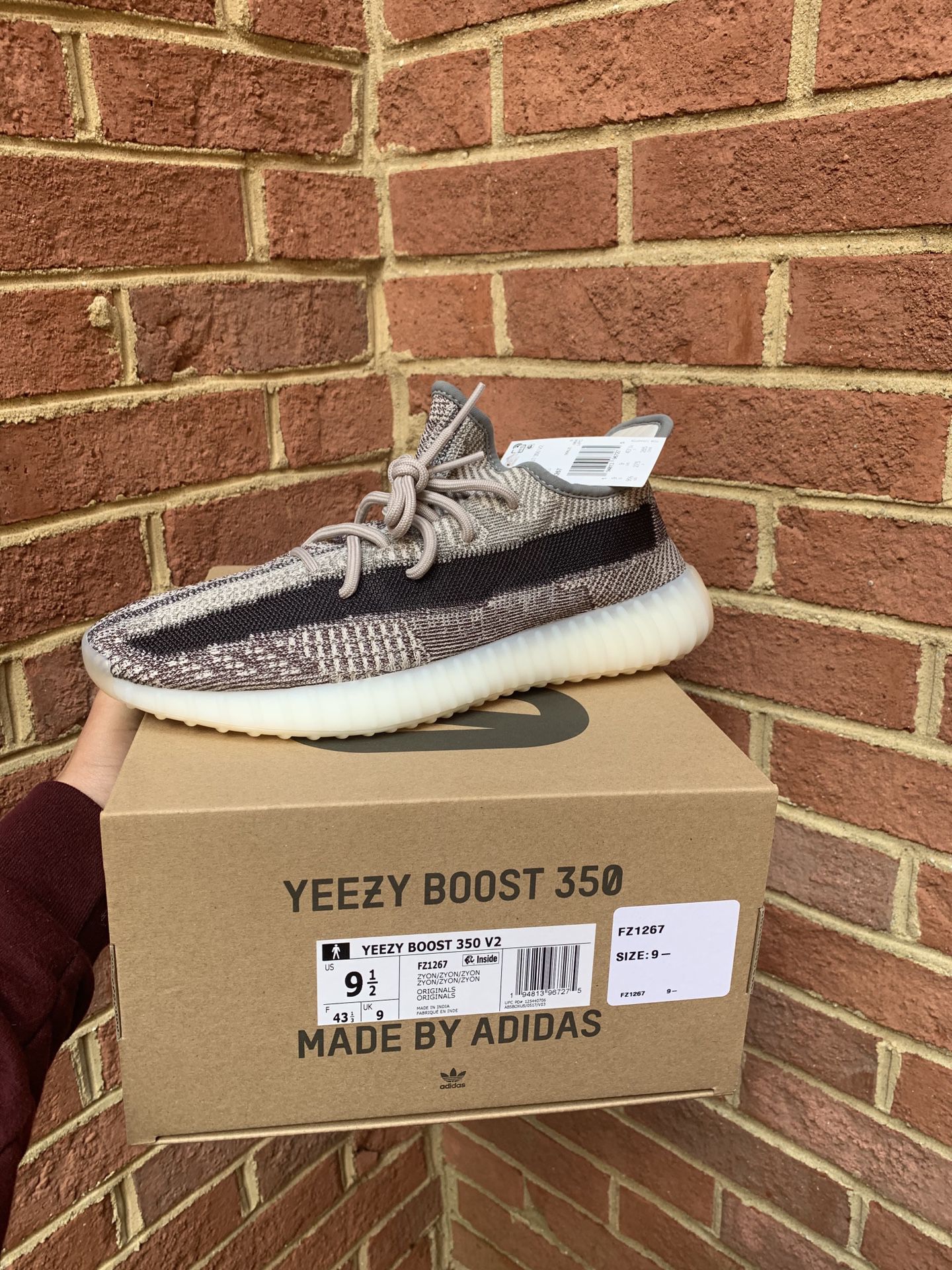 YEEZY ZYON SIZE 9.5 AND 7