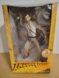 Disney Exclusive Raiders of the Lost Ark Indiana Jones 10 Inch Vinyl Statue Figure