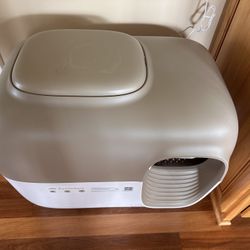 Petsnowy Smart Self-Cleaning Cat Litter Box — Excellent Condition!