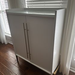 Modern White & Gold Bar Cabinet – Excellent Condition